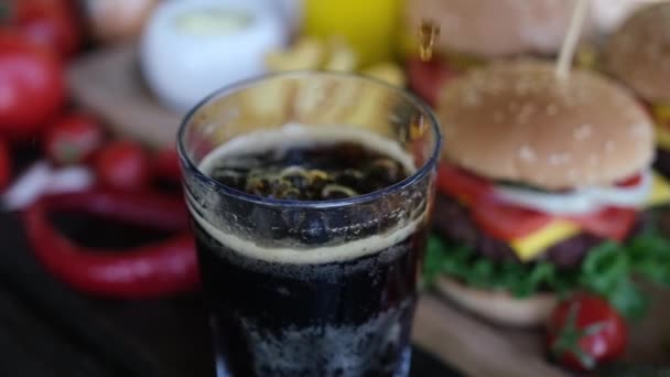 Nalévání Studeného Čerstvého Nápoje Sklenice Cheeseburgery Podávané Hranolky Pozadí — Stock video