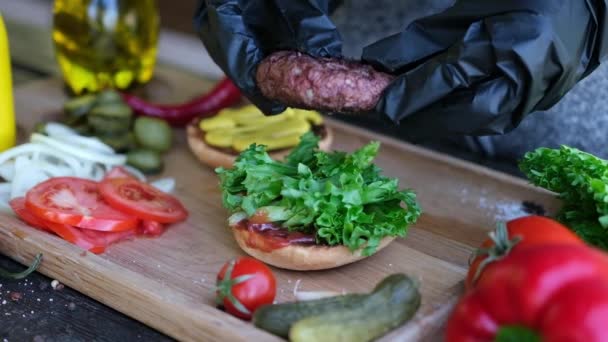 Making Burger Umieszczenie Kotleta Mielonego Wołowiny Połowie Grillowanej Bułki Burger — Wideo stockowe
