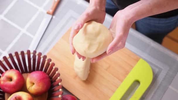 Elmalı Turta Hazırlama Serisi Kadınların Elleri Hamuru Yoğuruyor — Stok video