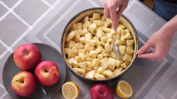 Seria Przygotowania Szarlotki Kobieta Wlewa Posiekane Jabłka Naczynia Pieczenia — Wideo stockowe