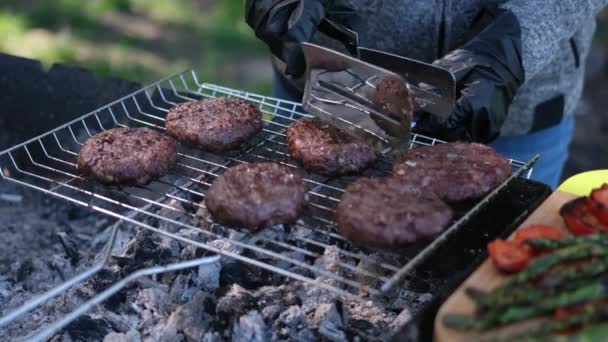 Kobieta Flips Burger Wołowina Mielone Kotlety Gotowanie Węgiel Drzewny Grill — Wideo stockowe
