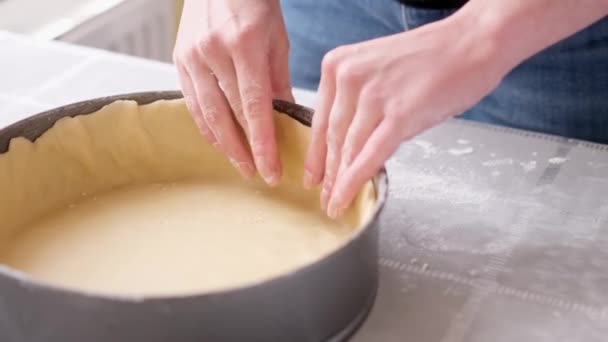 アップルパイケーキの準備シリーズ 女性はベーキング皿にロール生地を置きます — ストック動画