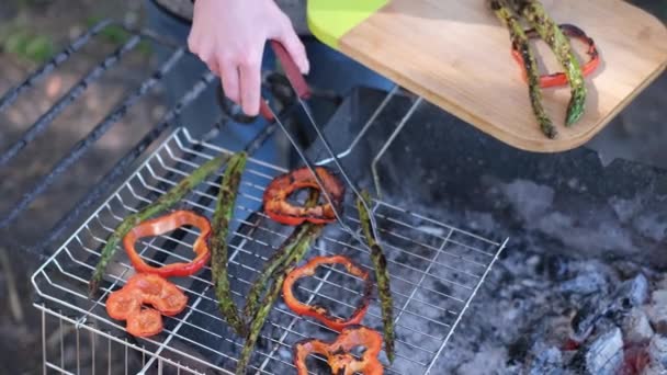 Robienie Grillowanych Warzyw Nakłada Szparagi Czerwoną Paprykę Grilla Węglowego Drewnianą — Wideo stockowe