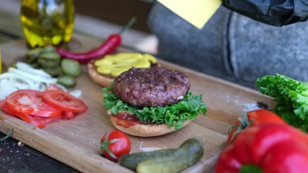 Making Burger Putting Slice Cheddar Cheese Cutlet — 비디오