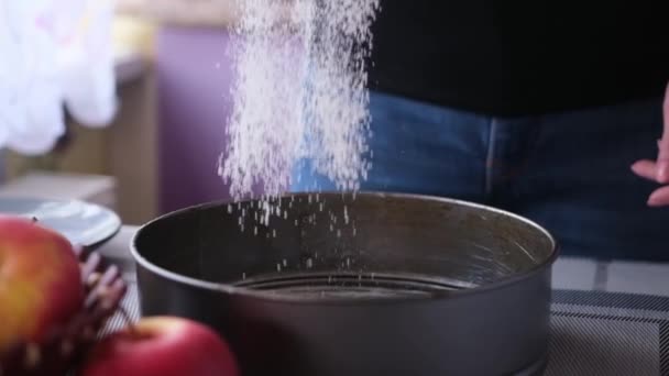 Série Preparação Torta Maçã Mulher Peneirando Farinha Assadeira — Vídeo de Stock