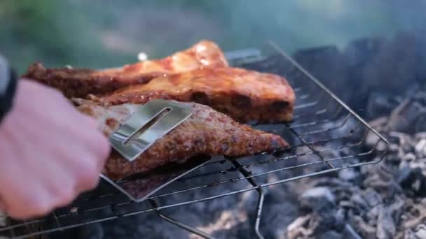 Lançando Deliciosa Carne Costelas Porco Fritando Uma Grelha Carvão Com — Vídeo de Stock