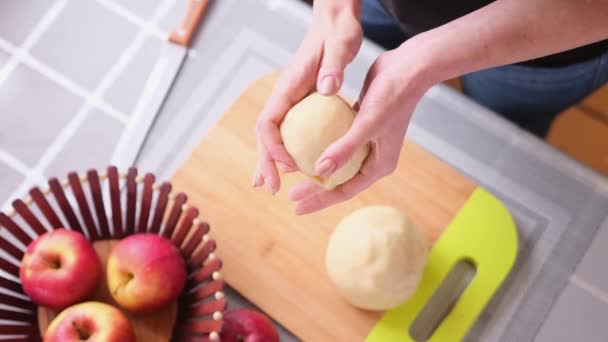 Serie Zur Zubereitung Von Apfelkuchen Frauenhände Kneten Teig — Stockvideo