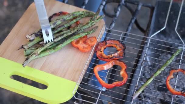 Gegrilde Groenten Maken Zet Asperges Rode Peper Van Houtskoolgrill Naar — Stockvideo