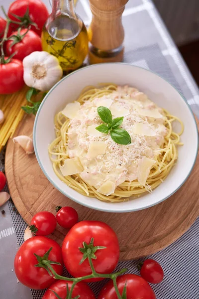 Pasta Carbonara Casera Con Albahaca Fresca Parmesano Plato Cerámica — Foto de Stock