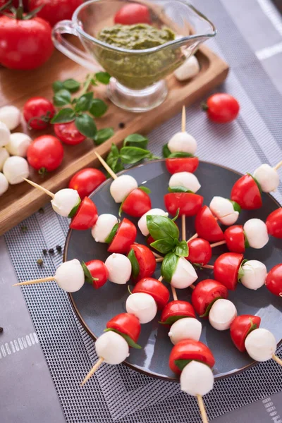 Ensalada Caprese Mini Queso Mozzarella Tazón Vidrio Tomate Albahaca — Foto de Stock