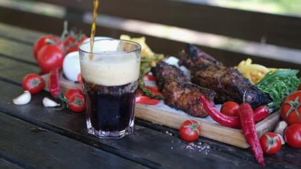 Despeje Bebida Vidro Com Deliciosas Costelas Carne Bovina Porco Fundo — Vídeo de Stock