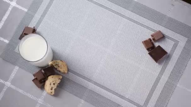 Vaso Leche Galletas Chocolate Mesa Cocina — Vídeos de Stock