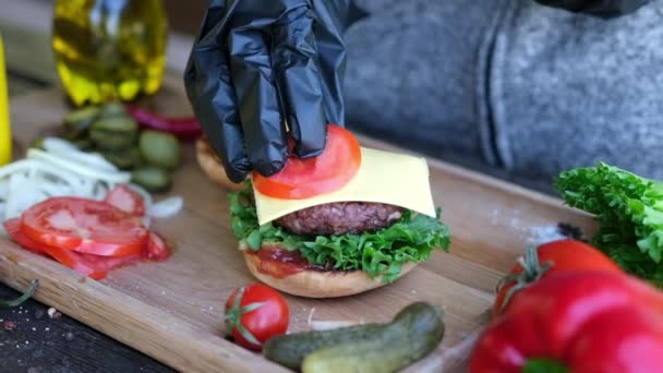 Making Burger Putting Slices Tomato Cheddar Cheese — Αρχείο Βίντεο