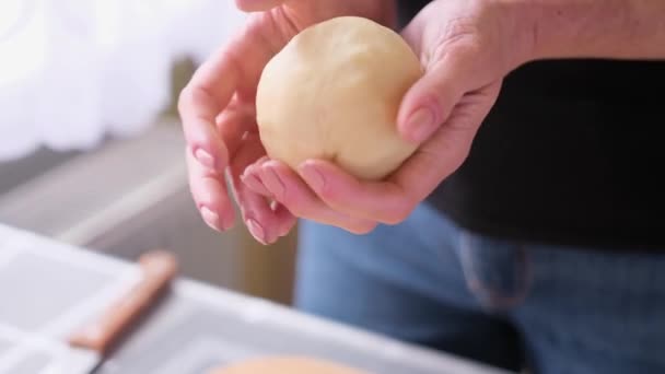 Série Preparação Torta Maçã Mãos Mulheres Amassando Massa Farinha — Vídeo de Stock