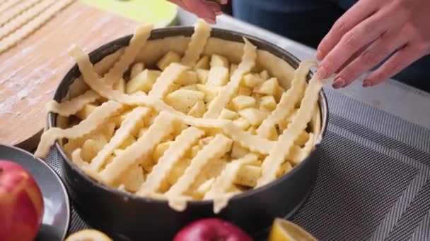 Serie Preparación Pastel Manzana Mujer Que Cubre Bandeja Para Hornear — Vídeo de stock