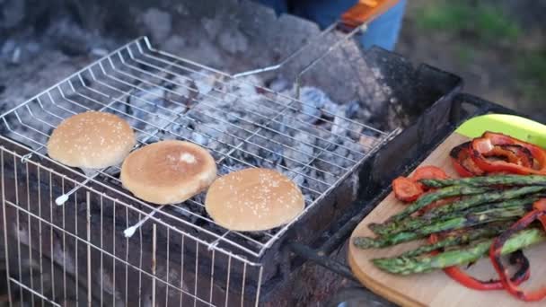 Burgerové Buchty Grilu Grilované Zelenině — Stock video