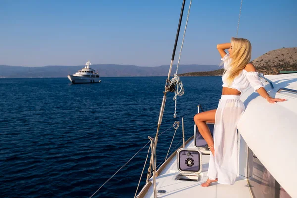 Mooie Jonge Blonde Vrouw Een Jurk Staande Jacht Achtersteven Zee — Stockfoto