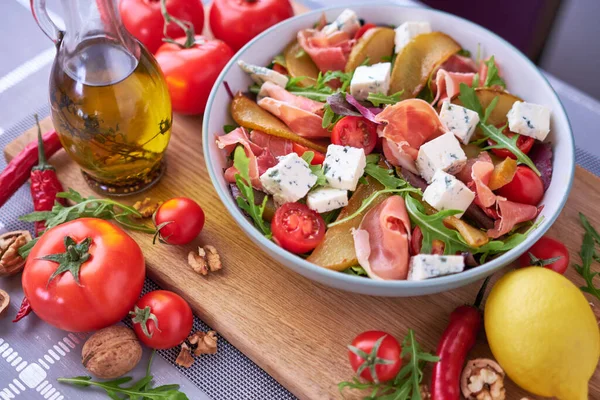 Salada Com Jamon Prosciutto Peras Tomates Rúcula Tábua Madeira — Fotografia de Stock