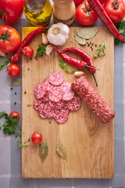 Sliced Salami Sausage Wooden Cutting Board Domestic Kitchen — Stock Photo, Image