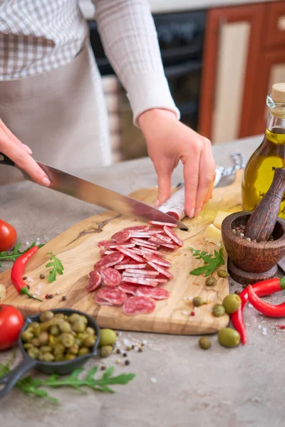 Mulher Cortando Salsicha Espanhola Fuet Salame Com Faca Uma Cozinha — Fotografia de Stock