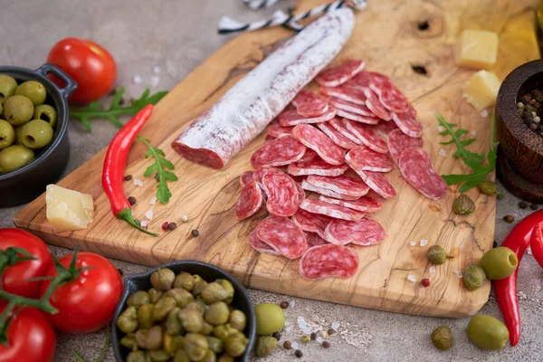 Salsiccia Spagnola Affettata Salame Fuet Verdure Una Cucina Domestica — Foto Stock