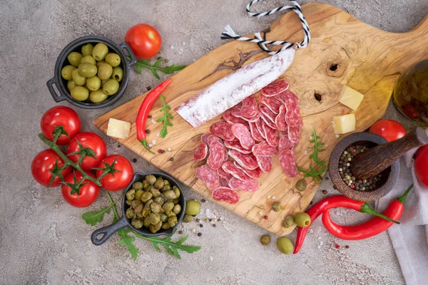 Salsiccia Spagnola Affettata Salame Fuet Verdure Una Cucina Domestica — Foto Stock