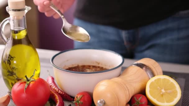 Preparación Una Salsa Marinada Para Barbacoa Una Cocina Doméstica Agregar — Vídeos de Stock