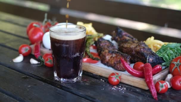 Verter Bebida Vaso Con Deliciosas Costillas Ternera Cerdo Sobre Fondo — Vídeos de Stock