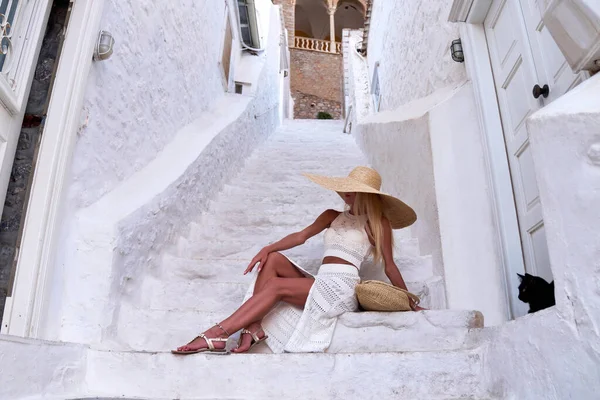 Mooi Meisje Toerist Wandelen Straten Van Hydra Griekenland — Stockfoto