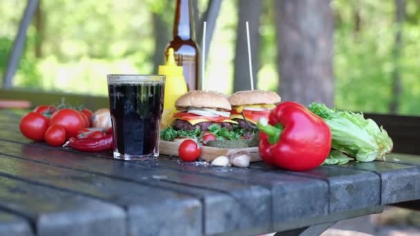 Copo Bebida Fresca Fria Cheeseburgers Tábua Madeira — Vídeo de Stock