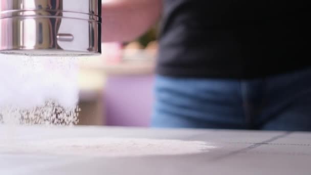 Série Preparação Torta Maçã Peneirando Farinha Uma Mesa Para Estender — Vídeo de Stock