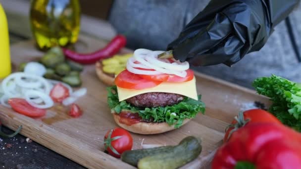 Making Burger Κάνοντας Φέτες Τουρσί Μια Συναρμολόγηση Σάντουιτς — Αρχείο Βίντεο