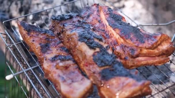 Delicious Beef Pork Ribs Frying Charcoal Grill — Vídeo de Stock