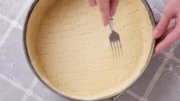 Pastel Manzana Serie Preparación Torta Mujer Haciendo Agujeros Masa Laminada — Vídeo de stock