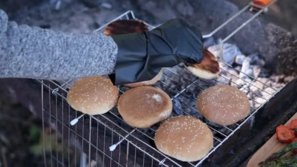 Cocinar Una Hamburguesa Convierte Bollo Hamburguesa Frito Rejilla Parrilla — Vídeo de stock