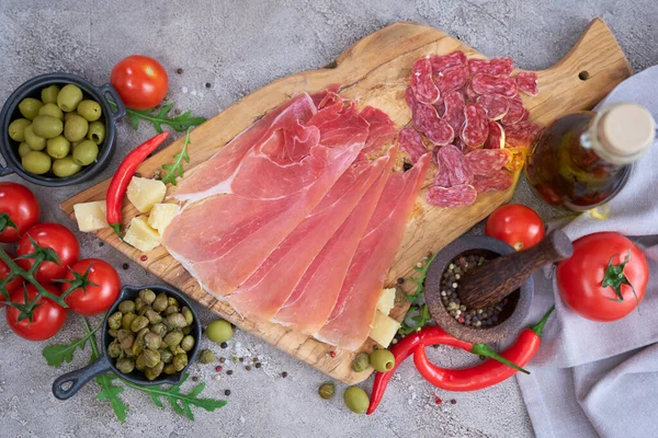 Piatto Antipasto Base Carne Sul Tavolo Pietra Salame Affettato Fuet — Foto Stock