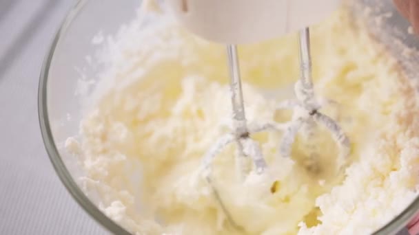 Preparare Dolce Dessert Cucina Casa Mescolando Gli Ingredienti Nella Ciotola — Video Stock