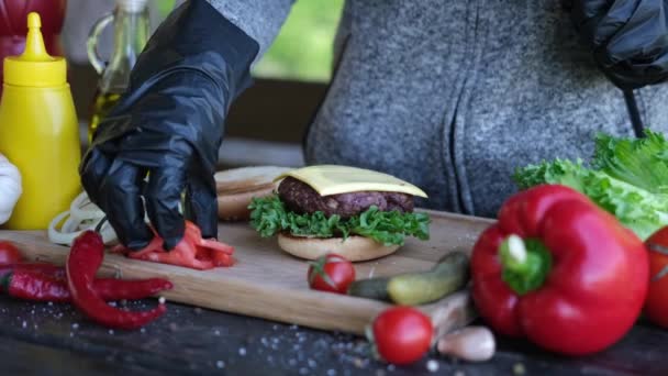 Dokonywanie Burger Umieszczenie Plasterki Pomidora Serze Cheddar — Wideo stockowe