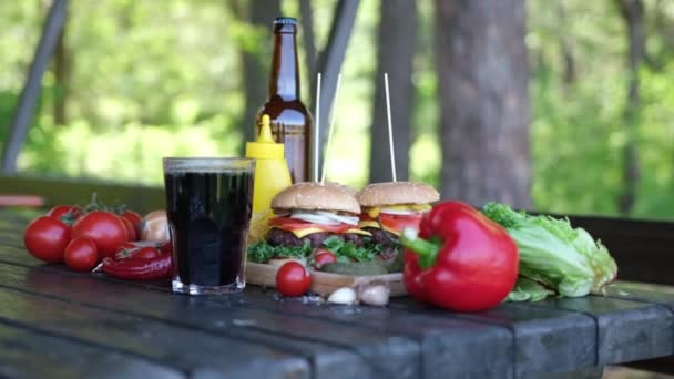 Szklanka Zimnego Świeżego Napoju Cheeseburgery Drewnianej Desce — Wideo stockowe