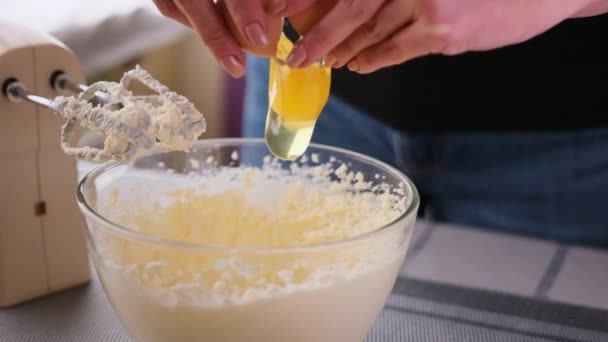 Donna Sta Schiacciando Uova Una Ciotola Vetro Facendo Pasta — Video Stock