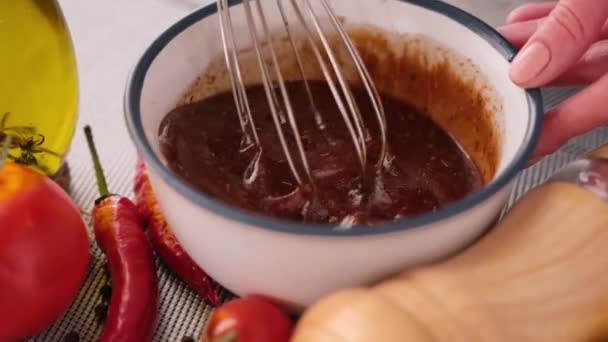 Mélange Sauce Barbecue Maison Dans Bol Céramique Avec Fouet — Video