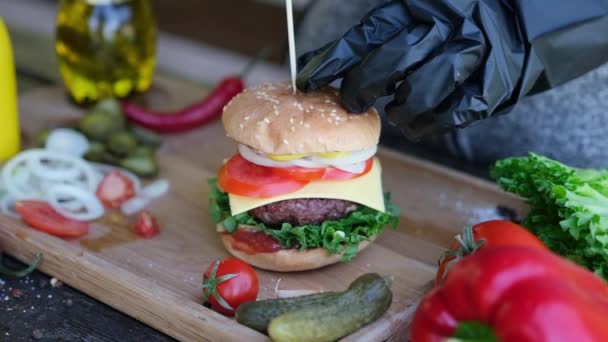 Making Burger Κάνοντας Σουβλάκι Ένα Φρεσκοφτιαγμένο Σάντουιτς Hambnurger — Αρχείο Βίντεο