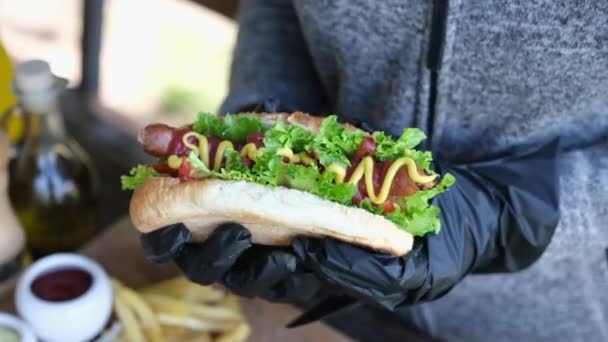 Kobieta Trzyma Świeże Hot Dogi Musztardą Ketchupem Świeżym Powietrzu — Wideo stockowe