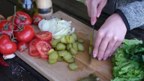 Γυναίκα Τεμαχίζοντας Τουρσιά Κάνοντας Σαλάτα Λαχανικών Εξωτερικούς Χώρους — Αρχείο Βίντεο