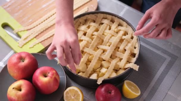 Série Preparação Torta Maçã Mulher Cobrindo Assadeira Cheia Maçãs Picadas — Vídeo de Stock