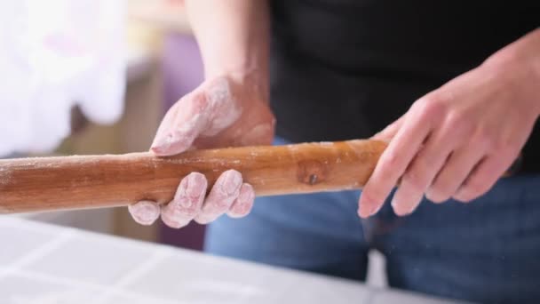 苹果派蛋糕制作系列 女人们将面粉倒入木制滚动销 — 图库视频影像