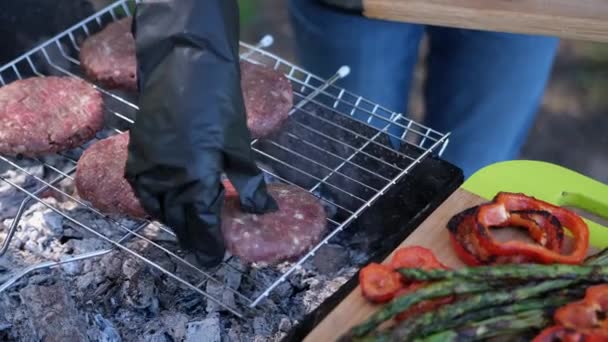 Mulher Colocando Carne Picada Crua Costeleta Hambúrguer Uma Grelha Carvão — Vídeo de Stock