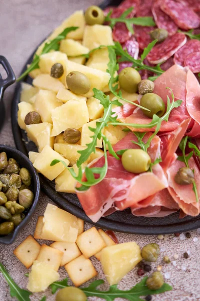 Włoski Talerz Mięsny Antipasto Szynka Prosciutto Bresaola Salami Parmezan — Zdjęcie stockowe