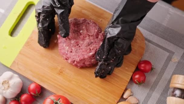 Donna Batte Carne Macinata Cucinare Cotolette Tagliere Legno — Video Stock
