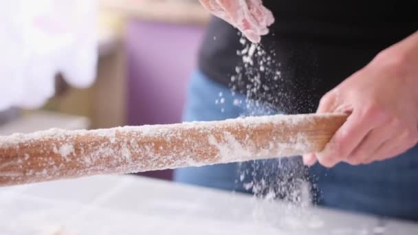 Pastel Manzana Serie Preparación Torta Mujer Vierte Harina Rodillo Madera — Vídeos de Stock